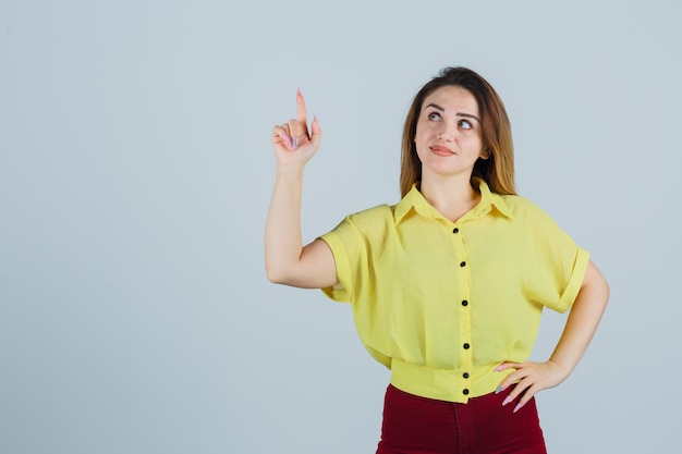 Mujer joven expresiva posando en el estudio