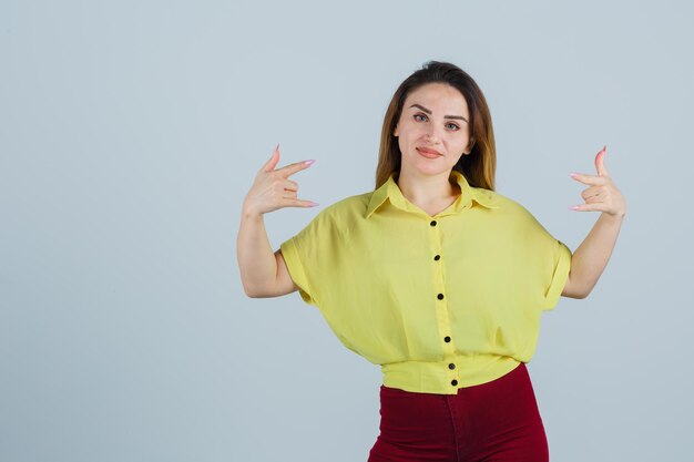 Mujer joven expresiva posando en el estudio