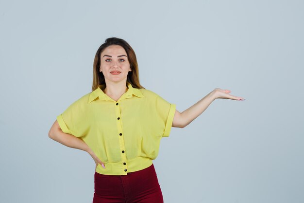 Mujer joven expresiva posando en el estudio