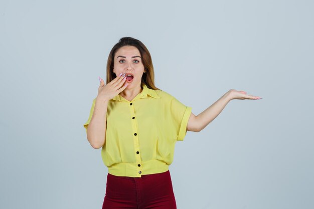 Mujer joven expresiva posando en el estudio