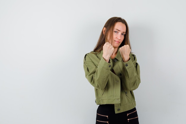 Mujer joven expresiva posando en el estudio