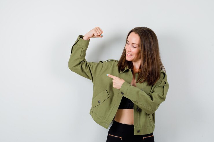 Foto gratuito mujer joven expresiva posando en el estudio