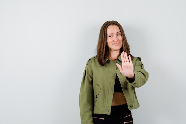 Mujer joven expresiva posando en el estudio