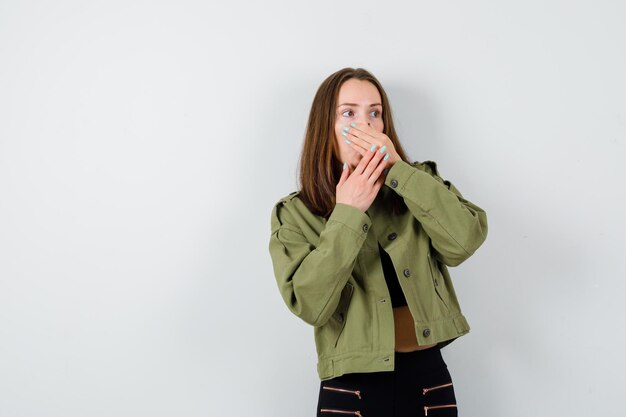 Mujer joven expresiva posando en el estudio