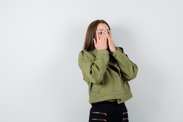 Mujer joven expresiva posando en el estudio