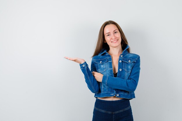 Mujer joven expresiva posando en el estudio