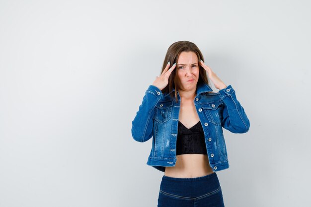 Mujer joven expresiva posando en el estudio