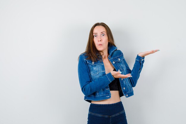 Mujer joven expresiva posando en el estudio