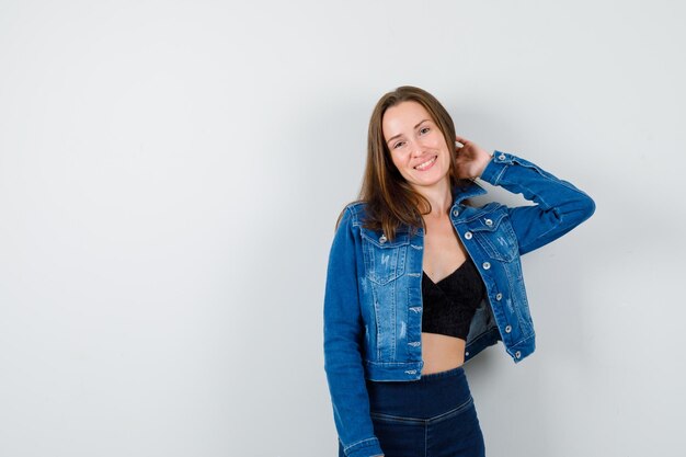 Mujer joven expresiva posando en el estudio