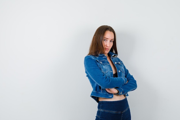 Mujer joven expresiva posando en el estudio