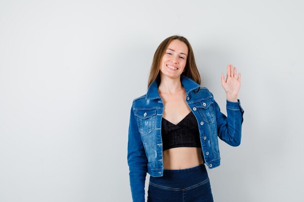 Mujer joven expresiva posando en el estudio