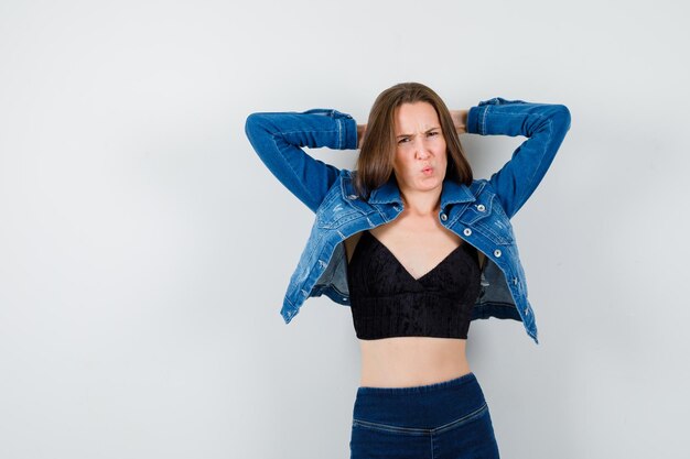 Mujer joven expresiva posando en el estudio