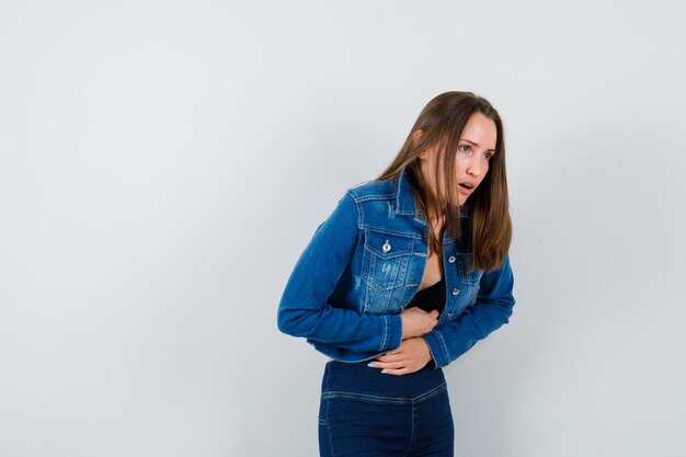 Foto gratuita mujer joven expresiva posando en el estudio