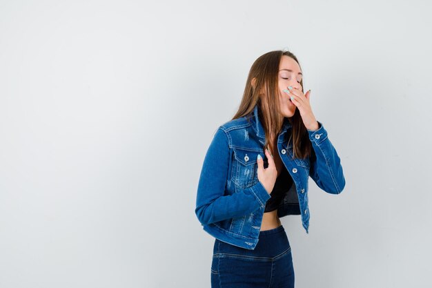 Mujer joven expresiva posando en el estudio