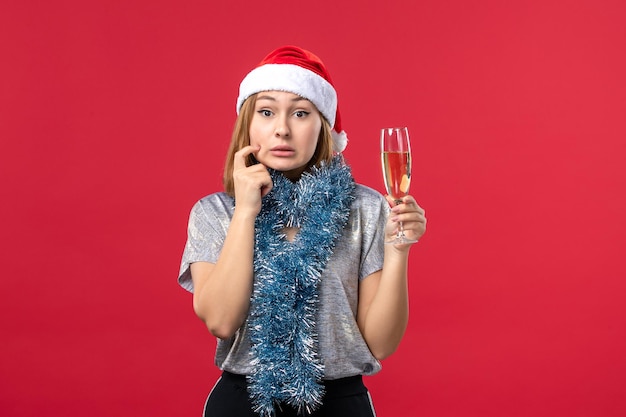 Mujer joven expresiva posando para la Navidad