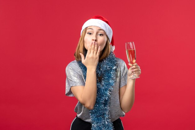 Mujer joven expresiva posando para la Navidad