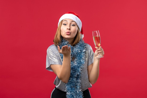 Mujer joven expresiva posando para la Navidad