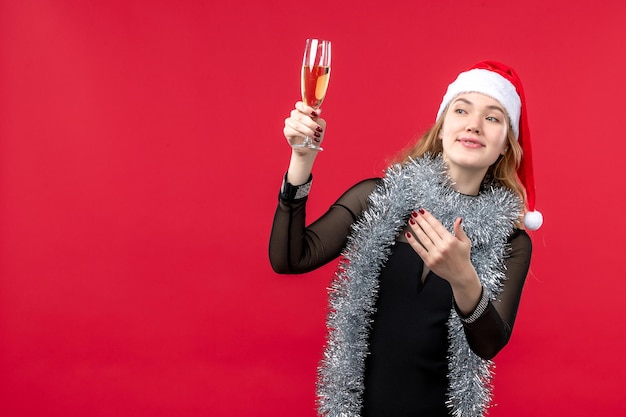 Mujer joven expresiva posando para la Navidad