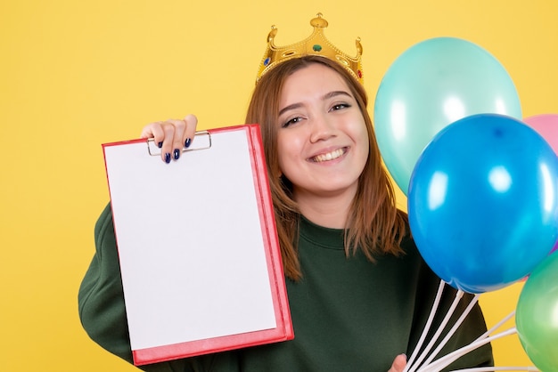 Foto gratuita mujer joven expresiva posando para navidad