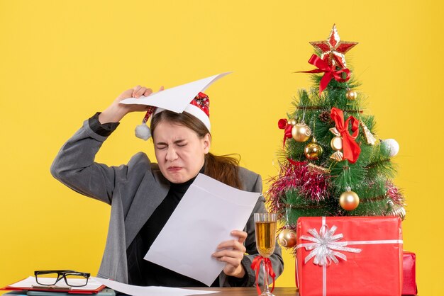 Mujer joven expresiva posando para Navidad