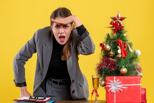 Mujer joven expresiva posando para Navidad