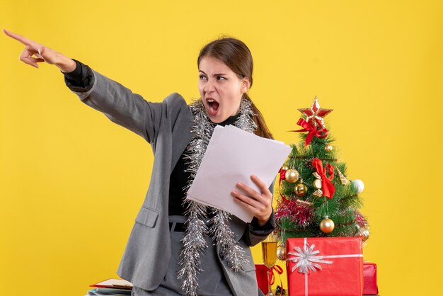 Mujer joven expresiva posando para Navidad