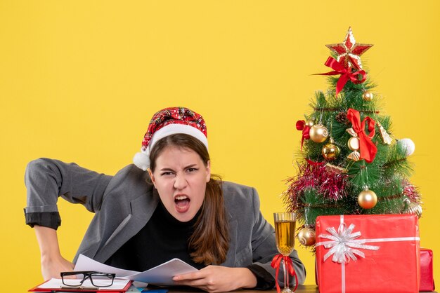 Mujer joven expresiva posando para Navidad