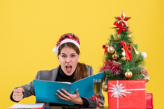 Mujer joven expresiva posando para Navidad