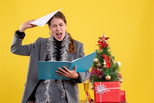 Mujer joven expresiva posando para Navidad