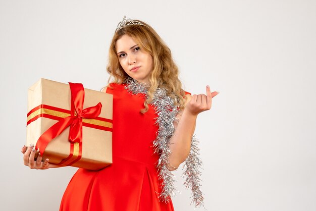 Mujer joven expresiva posando para Navidad