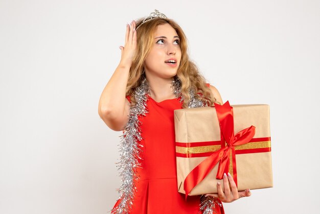 Mujer joven expresiva posando para Navidad