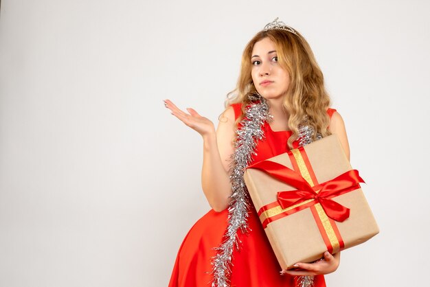 Mujer joven expresiva posando para Navidad