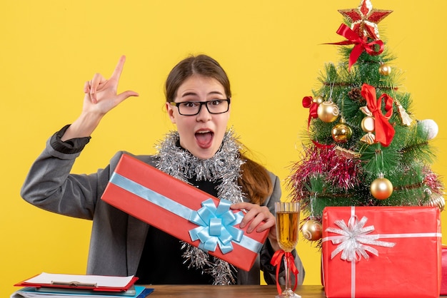 Mujer joven expresiva posando para Navidad