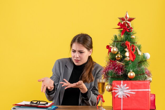 Mujer joven expresiva posando para Navidad