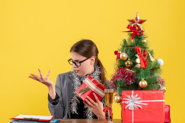 Mujer joven expresiva posando para Navidad