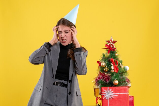 Mujer joven expresiva posando para Navidad