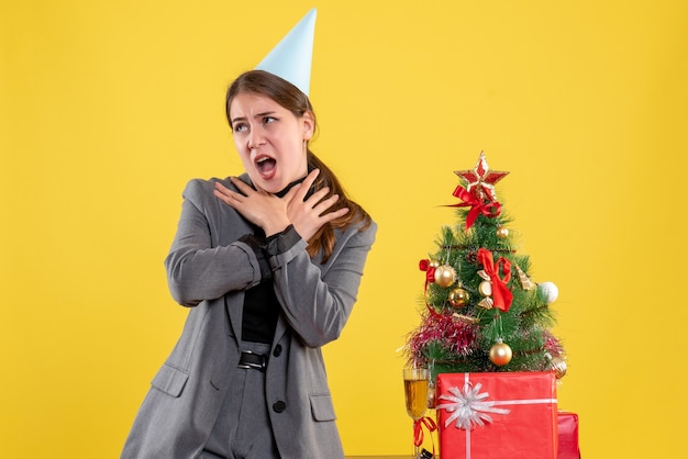 Mujer joven expresiva posando para Navidad