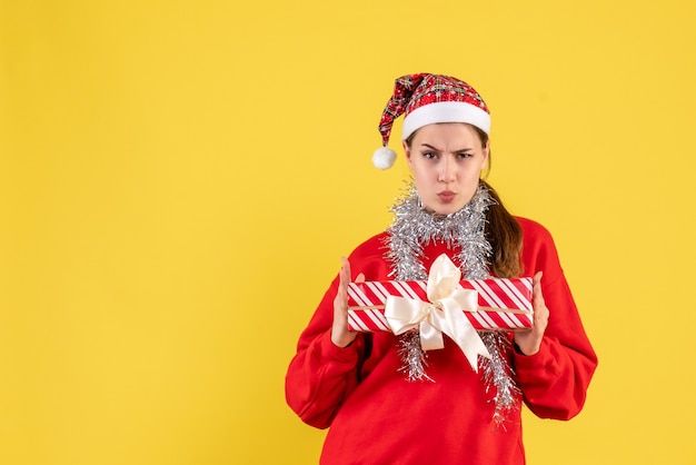 Mujer joven expresiva posando para Navidad