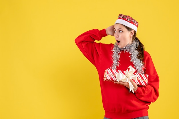 Mujer joven expresiva posando para Navidad