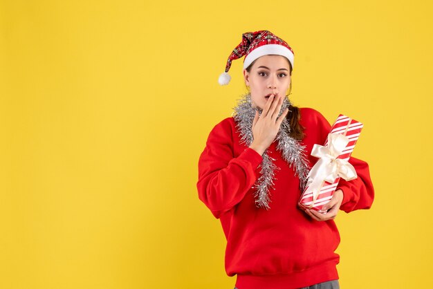 Mujer joven expresiva posando para Navidad