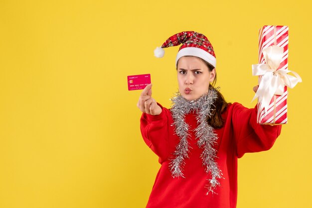 Mujer joven expresiva posando para Navidad