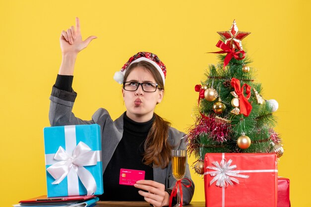 Mujer joven expresiva posando para Navidad