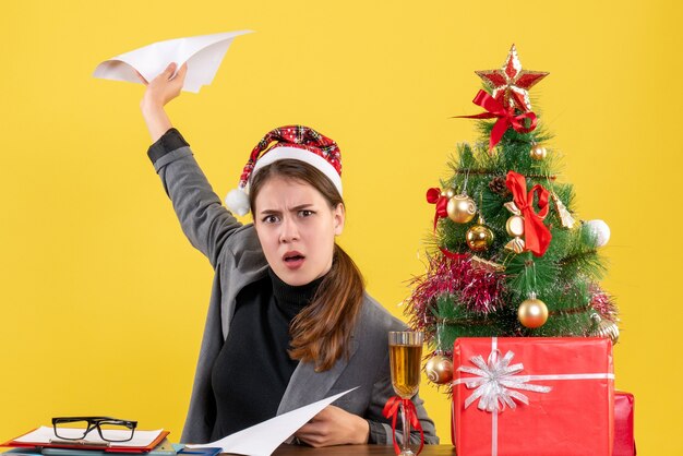 Mujer joven expresiva posando para Navidad