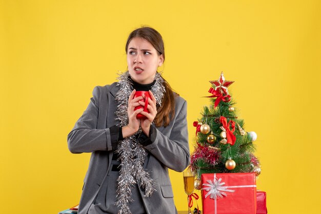 Mujer joven expresiva posando para Navidad