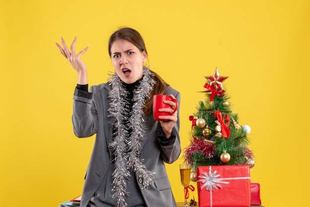 Mujer joven expresiva posando para Navidad