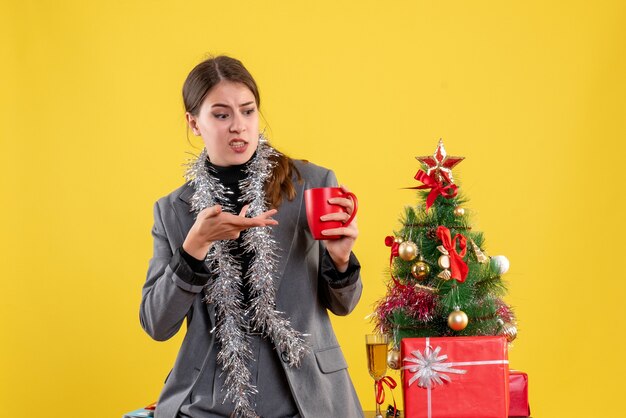 Mujer joven expresiva posando para Navidad