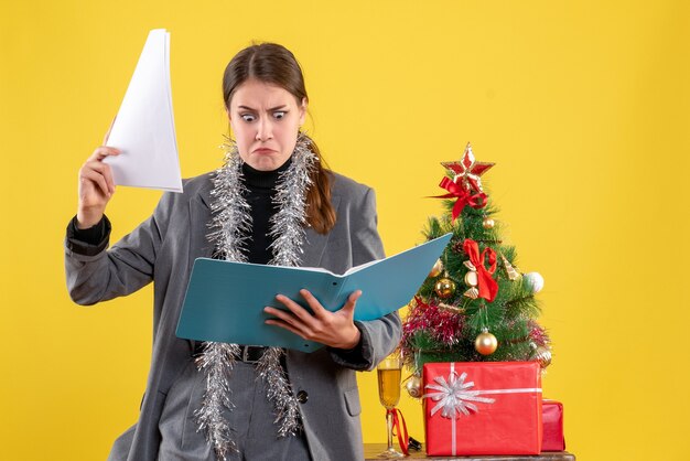 Mujer joven expresiva posando para Navidad