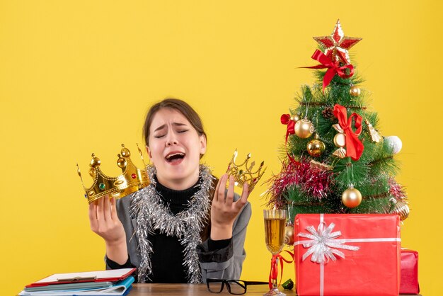 Mujer joven expresiva posando para Navidad