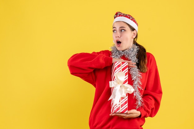 Mujer joven expresiva posando para Navidad