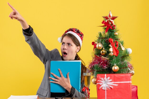 Mujer joven expresiva posando para Navidad